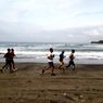 Tiba di Blitar, Sandiaga Uno Sempatkan Lari Pagi di Pinggir Pantai