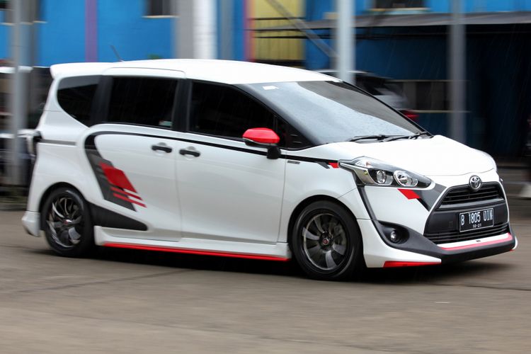 Toyota Sienta modifikasi.