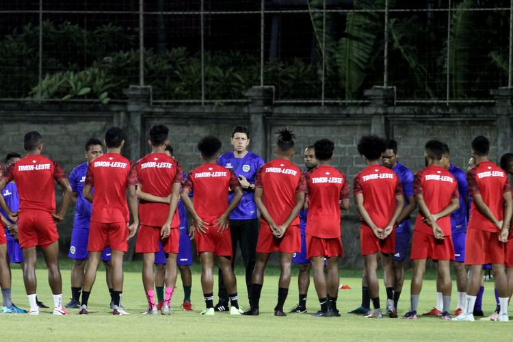 Jelang ujicoba melawan Timnas Indonesia dalam rangkaian FIFA Matchday, Pelatih Timnas Timor Leste Fabio Maciel memimpin latihan persiapan ujicoba FIFA Matchday di Stadion Gelora Samudra Kuta, Bali, Rabu (26/1/2022) sore.