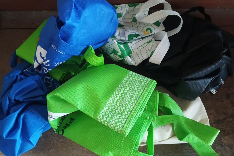 Tas spunbond menumpuk di rumah konsumen.