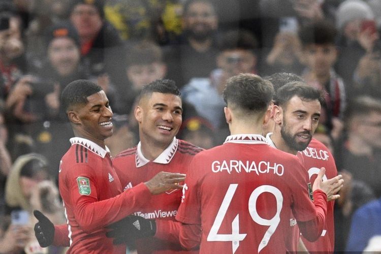 Para pemain Manchester United merayakan gol Marcus Rashford dalam pertandingan melawan Burnley pada babak 16 besar Piala Liga Inggris di Stadion Old Trafford, Kamis (22/12/2022) dini hari WIB. Terkini, Man United akan melawan tuan rumah Nottingham Forest pada leg pertama semifinal Piala Liga Inggris. (Foto oleh Oli SCARFF / AFP)