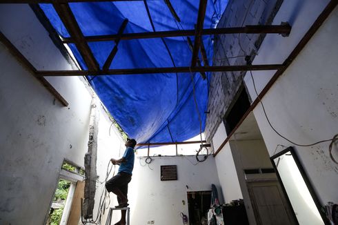 Terjangan Hujan Es-Angin Puting Beliung Rusak Puluhan Rumah di Depok, Atap Terbang, Plafon Ambruk