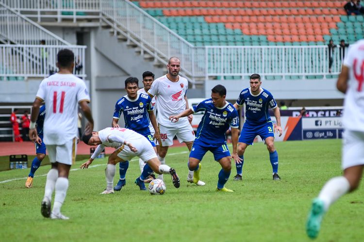 Duel perebutan bola antara pemain Persib Dedi Kusnandar dan pemain PSM Kenzo Nambu dalam laga pekan ke-24 Liga 1 2022-2023, Selasa (14/2/2023) di Stadion Pakansari, Cibinong, Kabupaten Bogor.