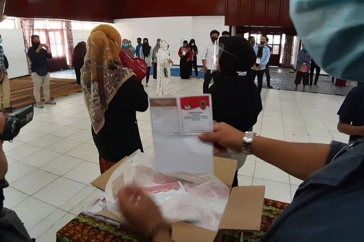 Salah satu komisioner KPU Kota Banjarmasin memperlihatkan kertas suara yang akan dilipat, Jumat (20/11/2020).
