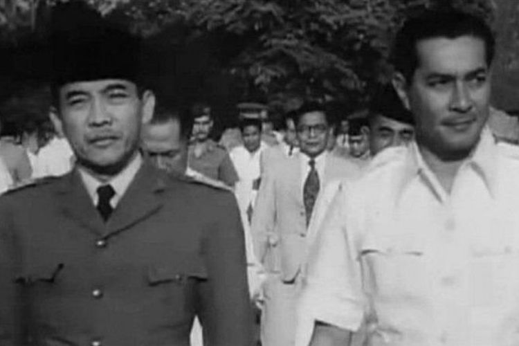 Sultan Hamid II (kanan) bersama Presiden Sukarno dalam sebuah acara menjelang Konferensi Meja Bundar 1949.