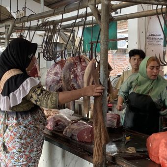 Suasana jual beli di Pasar Daging Arimbi, Sidotopo, Kecamatan Semampir, Surabaya menjelang H-1 Lebaran, Jumat (20/3/2026).