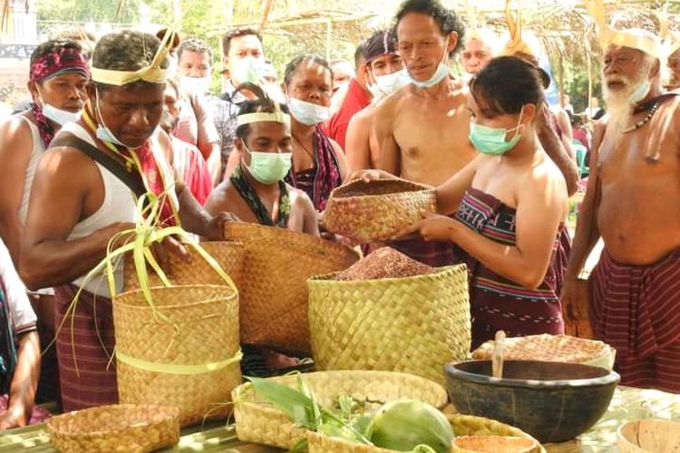 Foto: Tugul Gawak, ritus yang melabangkan kesatuan untuk mencapai tujuan yang sama. Ritus ini dilakukan saat kegiatan eksplorasi budaya Lembata. 