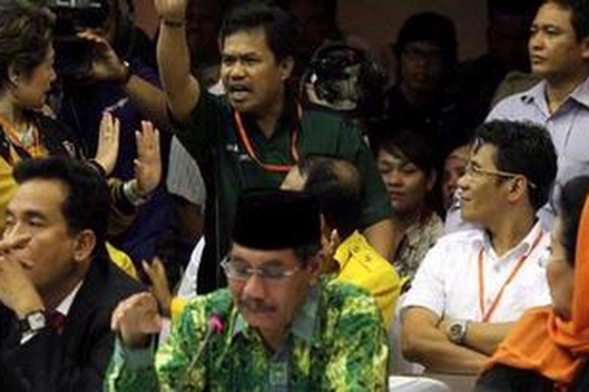 Anggota parpol mengajukan protes kepada Komisi Pemilihan Umum dalam rapat pleno di Kantor KPU, Jakarta, Senin (7/1/213). KPU hari ini menggelar rapat pleno terbuka hasil verifikasi faktual parpol peserta Pemilu 2014, dan akan mengumumkan hasilnya pada 9-11 Januari mendatang. TRIBUNNEWS/DANY PERMANA