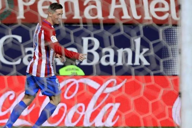 Striker Atletico Madrid, Fernando Torres, melakukan selebrasi setelah mencetak gol ke gawang Deportivo Leganes SAD dalam pertandingan La Liga di Stadion Vicente Calderon, Madrid, Sabtu (4/2/2017).