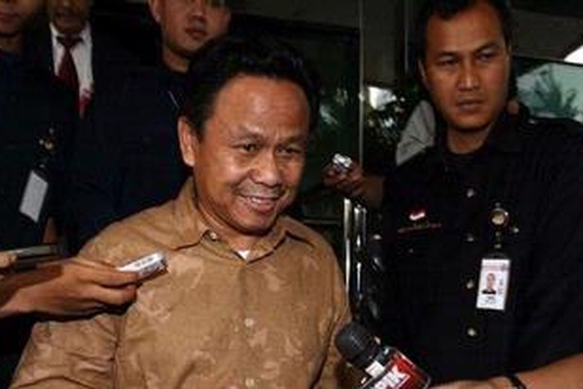 Sekretaris Kemenpora Wafid Muharam usai diperiksa penyidik Komisi Pemberantasan Korupsi di kantor KPK, Jakarta Selatan, Selasa (26/4/2011). Wafid ditangkap KPK pada 21 April 2011. Dia ditetapkan menjadi tersangka kasus dugaan suap dalam pembangunan Wisma Atlet SEA Games di Palembang.