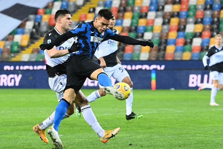 Penyerang Inter MIlan, Lautaro Martinez (kanan), berduel dengan bek Udinese, Kevin Bonifazi, pada laga lanjutan pekan ke-19 Liga Italia di Stadion Friuli, Minggu (24/1/2021) dini hari WIB.
