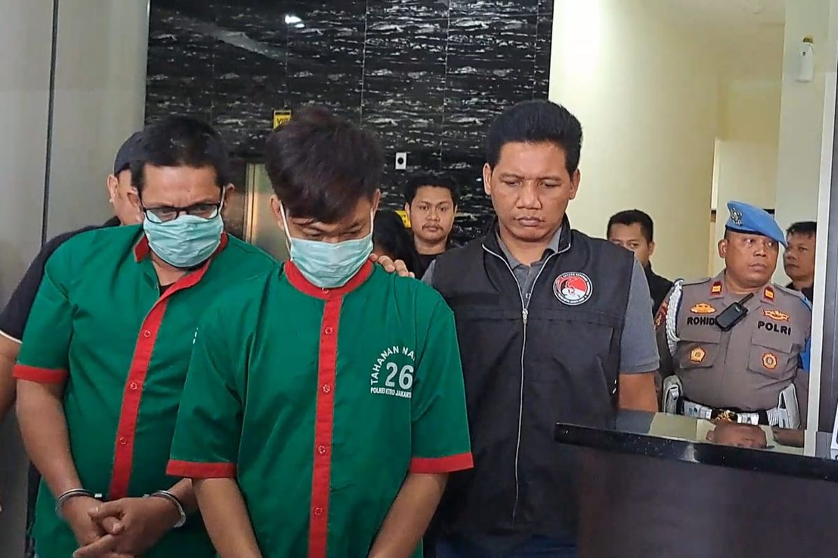 Polisi menggiring Ibra Azhari dalam konferensi pers di Mapolres Metro Jakarta Barat, Senin (8/1/2024). 