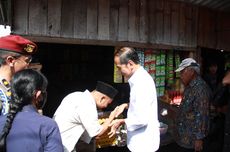 Saat Jokowi Sidak Pasar Tradisional Mempawah dan Berikan Bantuan Modal Kerja...