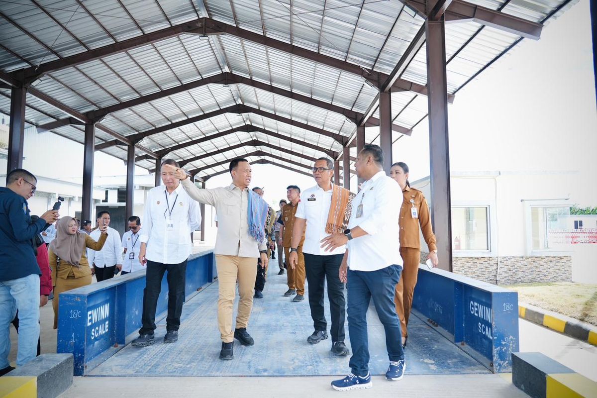 Sekretaris BNPP RI Makhruzi Rahman dan Dirjen Perhubungan Darat Kemenhub Aan Suhanan beserta jajaran meninjau kesiapan operasional Terminal Barang Internasional (TBI) di PLBN Motaain, Kabupaten Belu, NTT, Selasa (12/5/2026).
