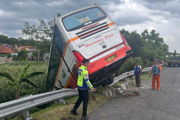 Kondisi bus PO Harapan Jaya usai insiden di Jalan Tol Sumo. Tepatnya di kilometer (km) 718 Desa Kedunganyar, Kecamatan Wringinanom, Gresik, Jawa Timur, Kamis (18/1/2024).