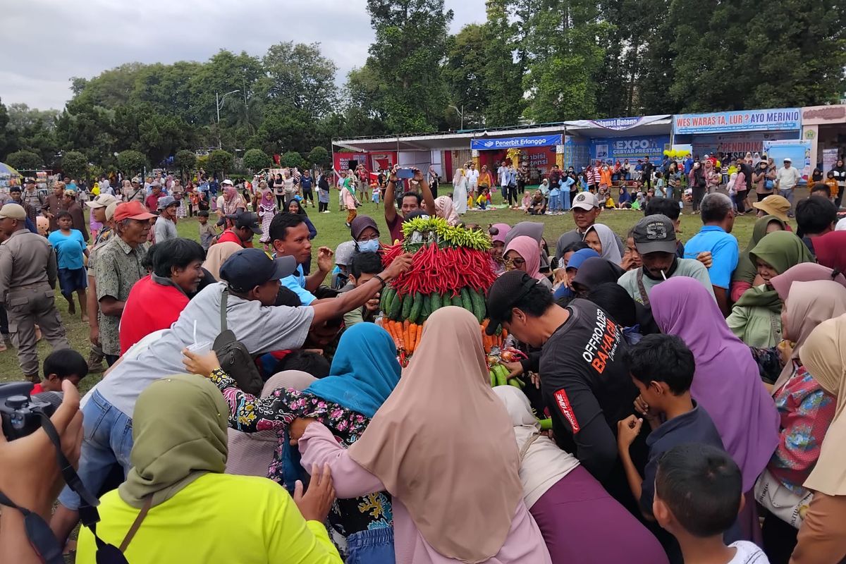 Ramai, warga berdesakan rebutan gunungan hasil bumi di Alun-alun Lumajang dalam rangka Harjalu ke 769, Minggu (15/12/2024)
