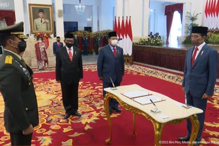 Presiden Joko Widodo saat melantik Jenderal Andika Perkasa sebagai Panglima TNI di Istana Negara, Rabu (17/11/2021).