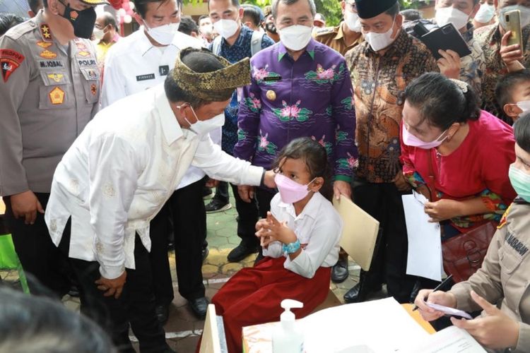 Mendagri Muhammad Tito Karnavian saat meninjau pelaksanaan vaksinasi anak di Sekolah Dasar Negeri (SDN) 36 Pekanbaru, Riau, Jumat (21/1/2022).