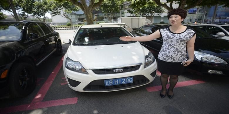 Yang Hongjun, Manager, Dailan Mal, menunjukkan parkir space khusus wanita yang telah direnovasi
