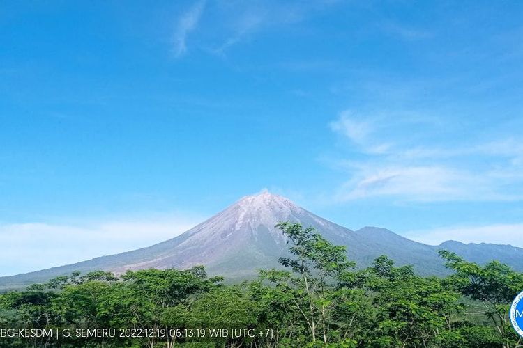 Penampakan Gunung Semeru pagi ini tampak cerah (19/12/2022)