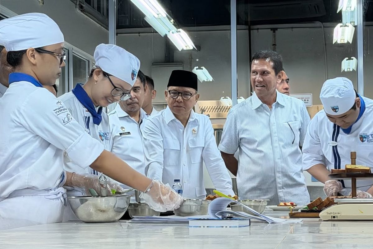 Menteri Pelindungan Pekerja Migran Indonesia (P2MI), Mukhtarudin, melakukan kunjungan kerja ke Kampus Batam Tourism Polytechnic (BTP) di Batam, Kepulauan Riau pada Senin (8/6/2026). 
