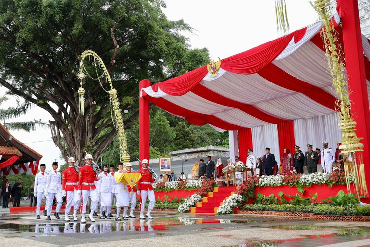 Prosesi upacara bendera di Taman Blambangan Banyuwangi 