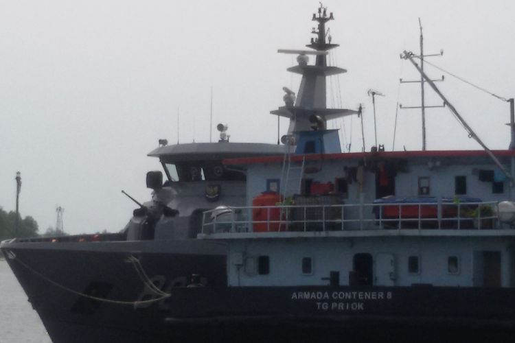 Kapal perang KRI Torani 860 saat bersandar di Pelabuhan Pangkalbalam, Pangkal Pinang.