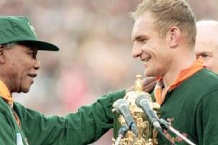 Nelson Mandela saat Afrika Selatan menjadi juara dunia rugby.