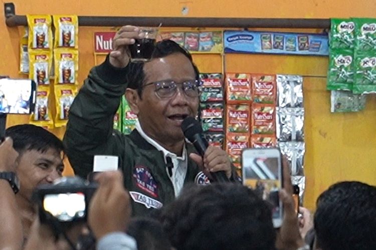 Calon wakil presiden nomor urut 3 Mhafud MD mengangkat gelas kopi hasil racikannya dalam salah satu warung kopi di Banda Aceh lokasi diskusi publik bertajuk Tabrak Prof, Rabu (31/01/2024).