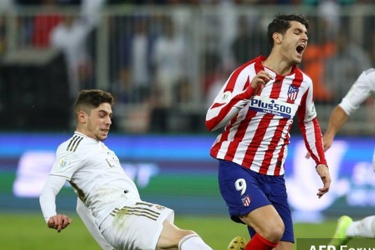 Gelandang Real Madrid, Federico Valverde (kiri), saat melanggar Morata (kanan) di menit krusial laga final Piala Super Spanyol, Senin (13/1/2020) dini hari WIB.