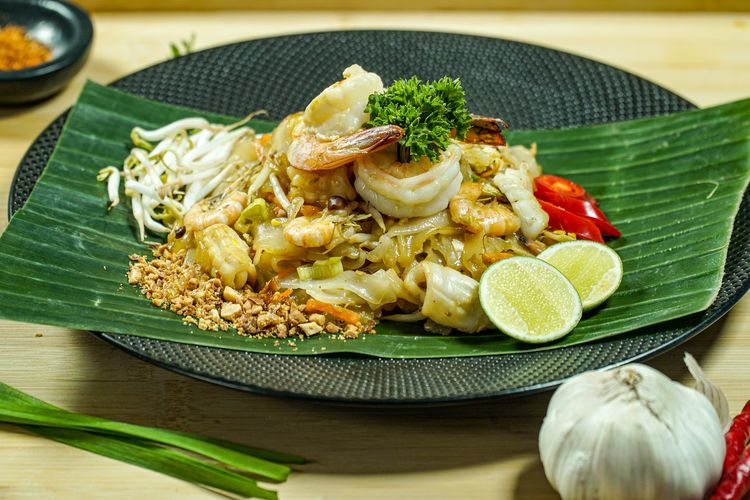 Pad thai seafood khas Thailand ala Foodplace.