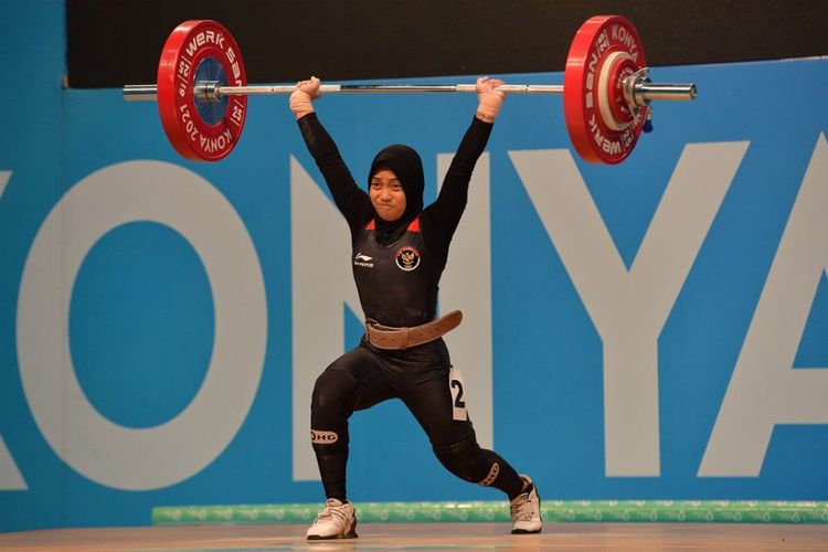 Lifter putri Siti Nafisatul Hariroh menyapu bersih tiga medali emas untuk Indonesia saat turun di kelas 45 kg putri pada ajang Islamic Solidarity Games 2021 di Konya International Fair Center, Kamis (11/8/2022).