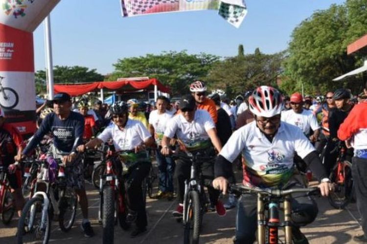  Pemassalan lewat Ayo Olahraga melalui program Gowes Nusantara 2019 di Kabupaten Cirebon, berlangsung di pelataran Stadion Ranggajati, Sumber, pada Minggu (4/8/2019).