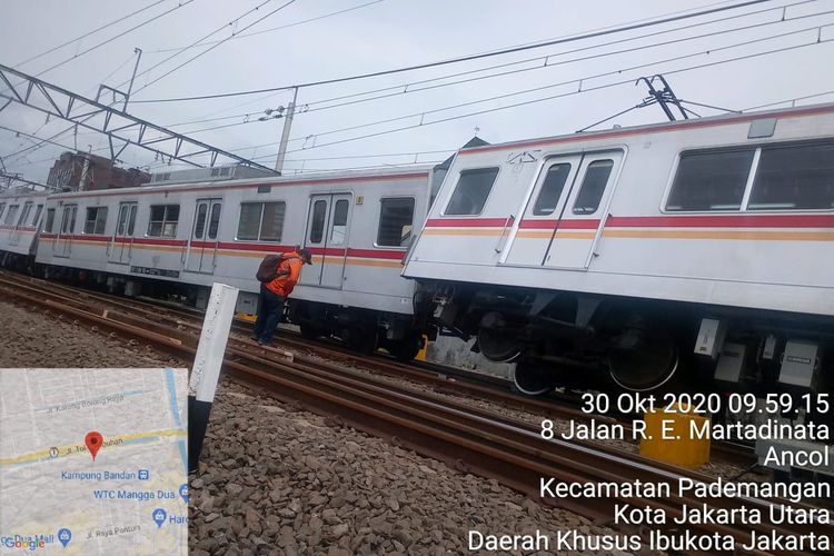 Sebuah gerbong kereta terlihat anjlok di sekitar Pademangan, Jakarta Utara pada Jumat (30/10/2020).