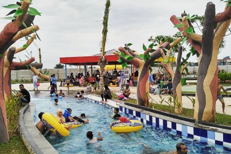 Wahana Lazy River di Kraton Waterpark, Sidoarjo, Jawa Timur. 