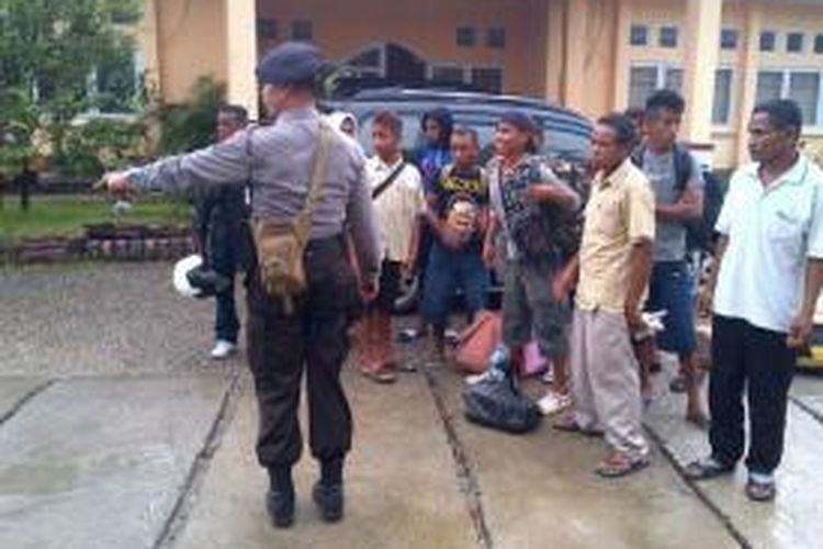 Empat belas TKI ilegal asal kabupaten Kupang, TTS, TTU dan Belu, yang akan diberangkatkan ke Malaysia, saat diamankan polisi dari Polres Kupang Kota.