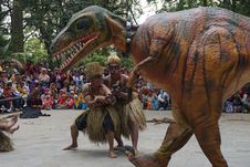 Aksi Dinosaurus Ini Bikin Heboh Lereng Gunung Lawu