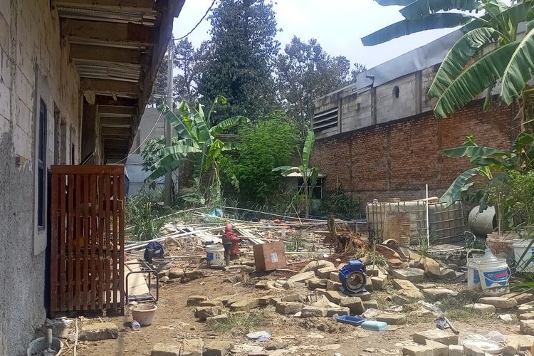 Kondisi semburan gas yang muncul di tengah permukiman warga di Kampung Leuwikotok RT 02/RW05, Desa Pasirlaja, Kecamatan Sukaraja, Kabupaten Bogor, Jawa Barat, sudah berhenti setelah 20 jam menyembur dan mengeluarkan bau.