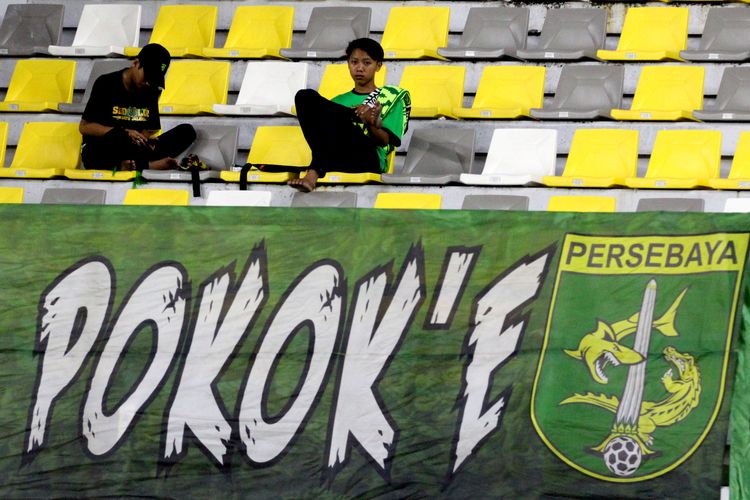 Bonek, suporter Persebaya Surabaya saat menyaksikan pertandingan pekan ke-2 Liga 1 2022-2023 melawan Persita Tangerang yang berakhir dengan skor 2-0 di Stadion Gelora Bung Tomo, Surabaya, Senin (1/8/2022) malam.