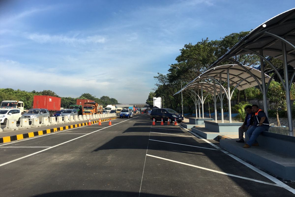 Layanan satgas lancar jaya Polres Metro Bekasi di parking bay 18 A Tol Jakarta-Cikampek, Jumat (16/5/2017). 