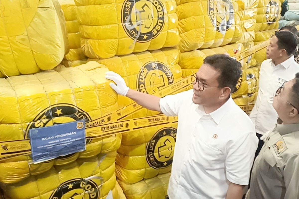 Menteri Perdagangan (Mendag) Budi Santoso saat melakukan pengecekan di salah satu gudang di Kabupaten Bandung, Jawa Barat yang menyimpan ribuan barang dan pakaian bekas ilegal, Selasa (19/8/2025)
