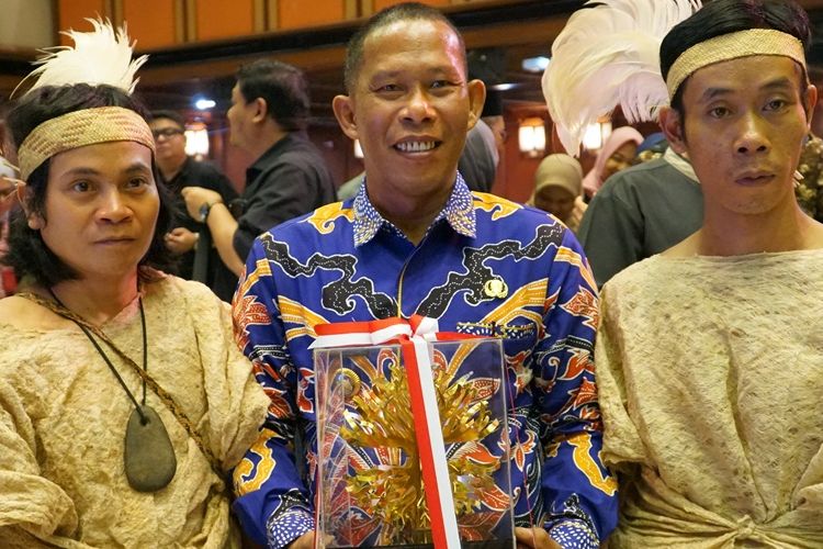 Bupati Bulungan Syarwani menerima penghargaan Kalpataru 2024 kategori Penyelamat Lingkungan mewakili Masyarakat Hukum Adat (MHA) Punan Batu Benau Sajau, Kecamatan Tanjung Palas Timur, Kabupaten Bulungan.