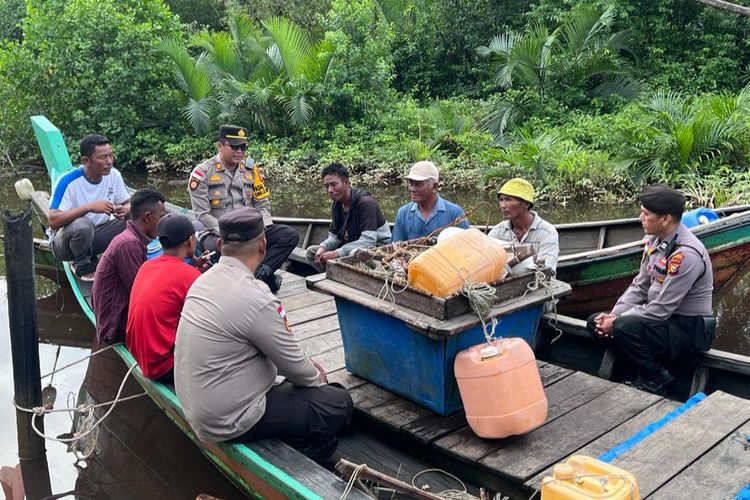 Tim Polsek Rupat saat sosialisasi pemilu kepada kelompok nelayan di Desa Teluk Lecah, Kecamatan Rupat, Kabupaten Bengkalis, Riau, Rabu (17/1/2024).