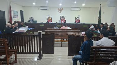 Sidang Korupsi PDAM Bengkulu, Mantan Ajudan Akui Serahkan Uang Rekrutmen THL ke Helmi Hasan