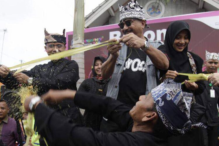 Menteri Pariwisata Arief Yahya bersama istri dan didampingi Bupati Banyuwangi Azwar Anas dalam parade Barong Ider Bumi di desa wisata Kemiren, Kabupaten Banyuwangi, Jawa Timur, Senin (26/6/2017).