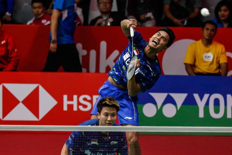 Ganda campuran Indonesia Tontowi Ahmad (kiri) dan Liliyana Natsir mengembalikan bola ke arah pasangan asal Indonesia Riky Widianto dan Masita Mahmudin dalam laga babak pertama Indonesia Master di Istora Senayan, Jakarta, Selasa (23/1/2018). Pasangan ganda campuran Indonesia Tontowi Ahmad dan Liliyana Natsir menang dengan skor dua gim langsung 23-21 dan 21-17.