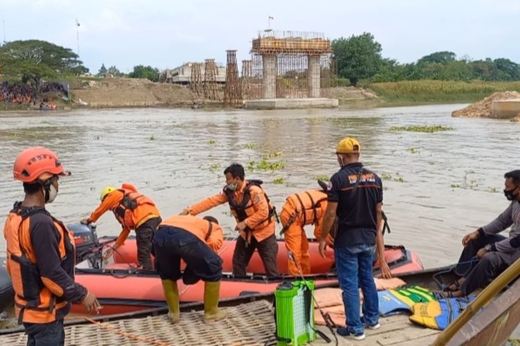 - Proses evakuasi jasad penumpang perahu yang ditemukan oleh Tim SAR Gabungan - Kepala Basarnas Jatim, Hari Adi Purnomo saat menyampaikan kabar penemuan jasad penumpang perahu yang tenggelam