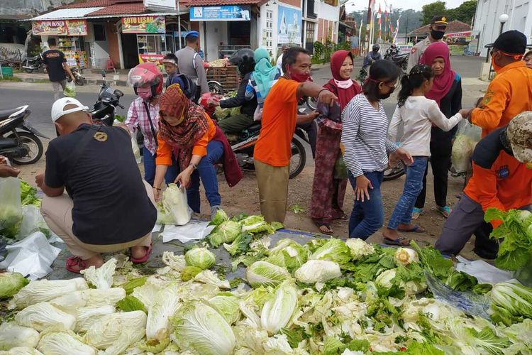 Relawan bagikan sayuran hasil panen petani dari lereng gunung Merbabu, Kecamatan Grabag, Kabupaten Magelang, kepada warga, Rabu (2/9/2020).