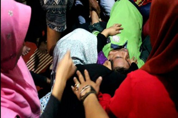 Syawal, satu dari dua warga Majene, Sulawesi Barat, yang disandera kelompok Abu Sayyaf jatuh pingsan sebelum memasuki rumahnya, Jumat (15/9/2017). Syawal yang mengetahui istrinya telah meninggal duia saat dirinya ditahan tak kuasa menahan sedih hingga pingsan.
