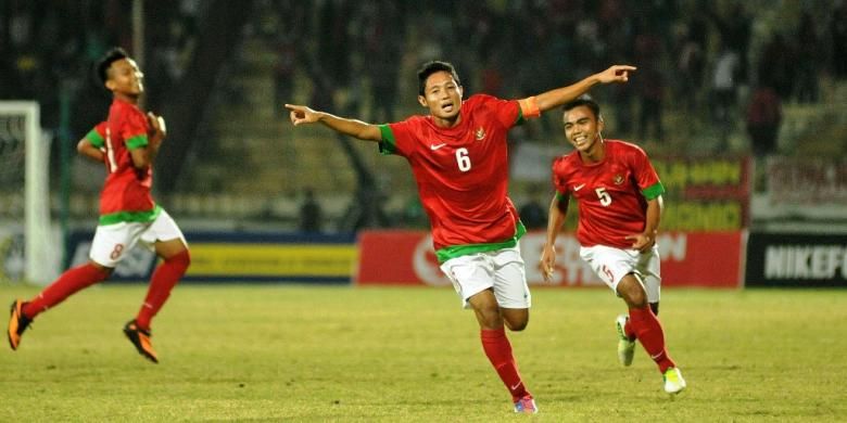 Kapten tim nasional Indonesia, Evan Dimas Darmono (tengah) diikuti dua rekannya, Muhammad Fachtu Rohman (kanan) dan Muhammad Hargianto (kiri) meluapkan kegembiraan usai mencetak gol ke gawang Thailand dalam pertandingan kualifikasi Grup B Piala AFF U-19 2013 di Stadion Gelora Delta, Sidoarjo, Jawa Timur, Senin (16/9/2013) malam.